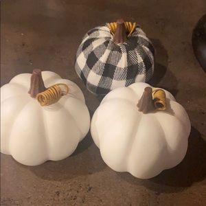Little decor pumpkins
